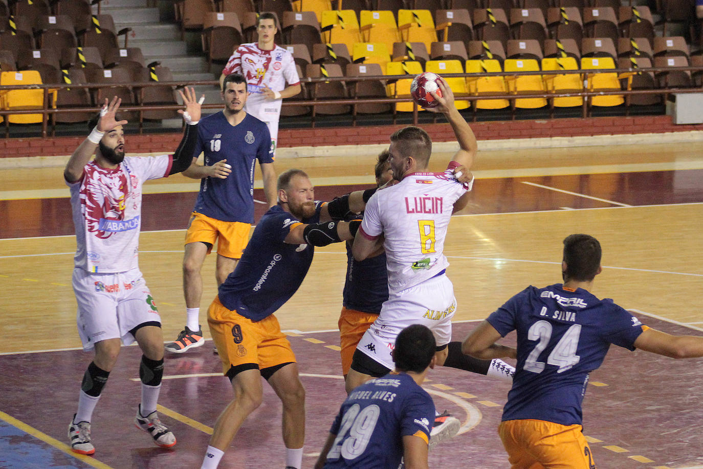 Fotos: Las imágenes del Abanca Ademar-Oporto