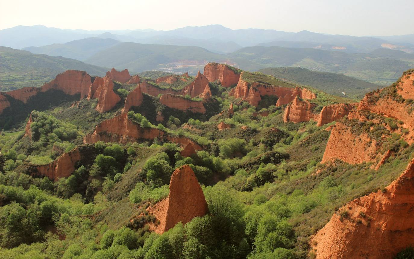 El Consorcio Provincial de Turismo y Leonoticias realizan un recorrido por tierras bercianas para conocer Las Médulas, el monasterio de Carracedo y Villafranca del Bierzo