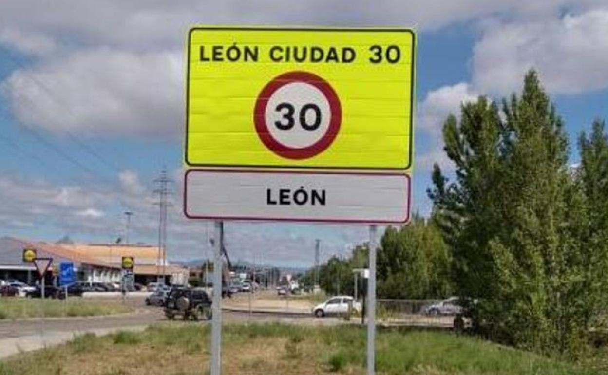 Uno de los carteles de 'León a 30'.