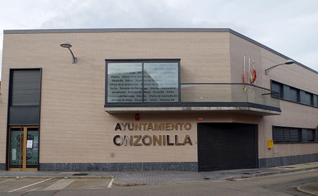 Fachada del Ayuntamietno de Onzonilla. 