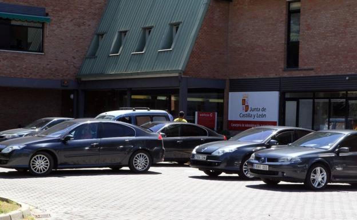 Coches oficiales en la sede de la Junta.