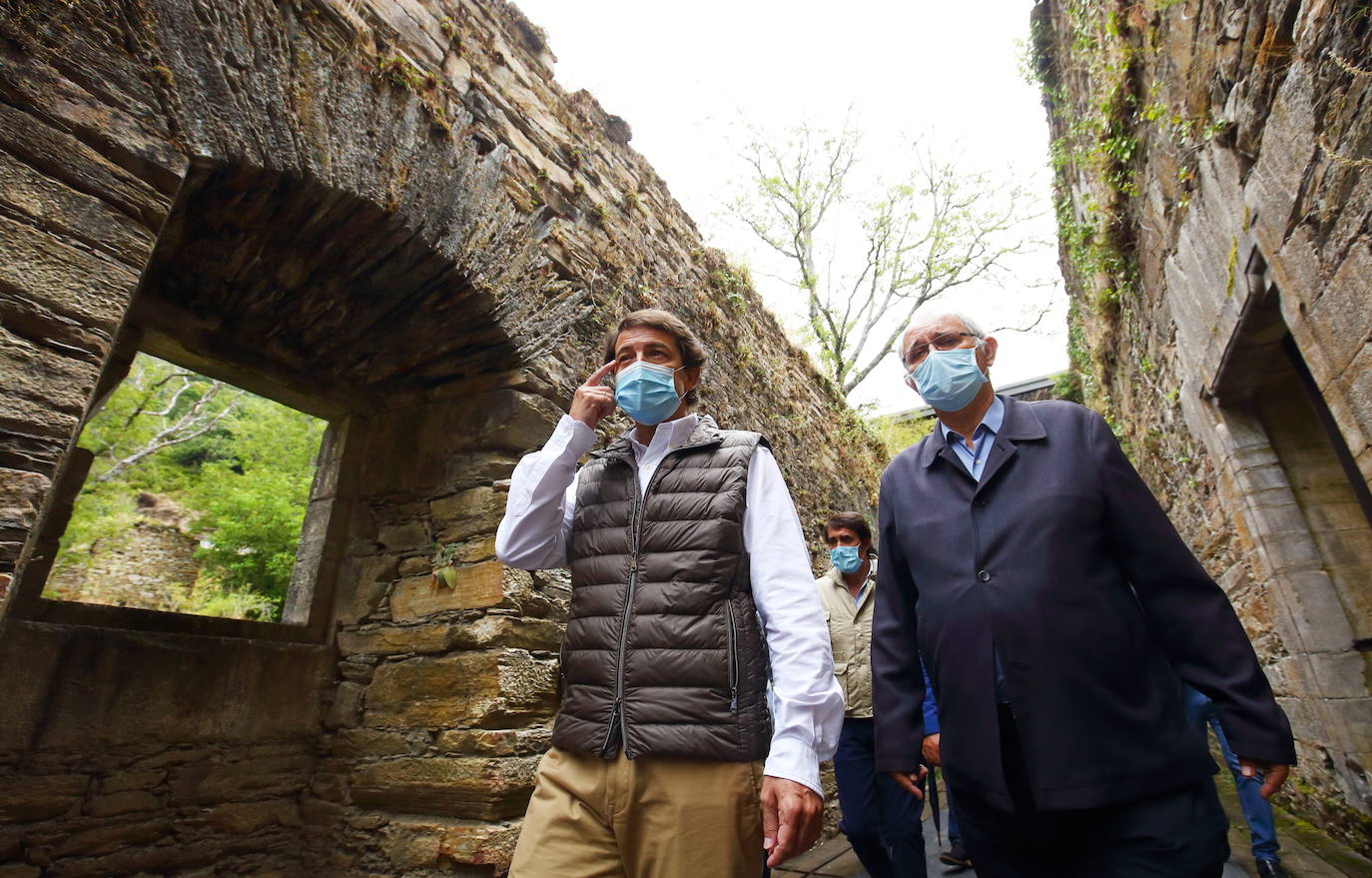 El presidente de la Junta de Castilla y León, Alfonso Fernández Mañueco, visita la Tebaida berciana y la localidad de Montes de Valduez