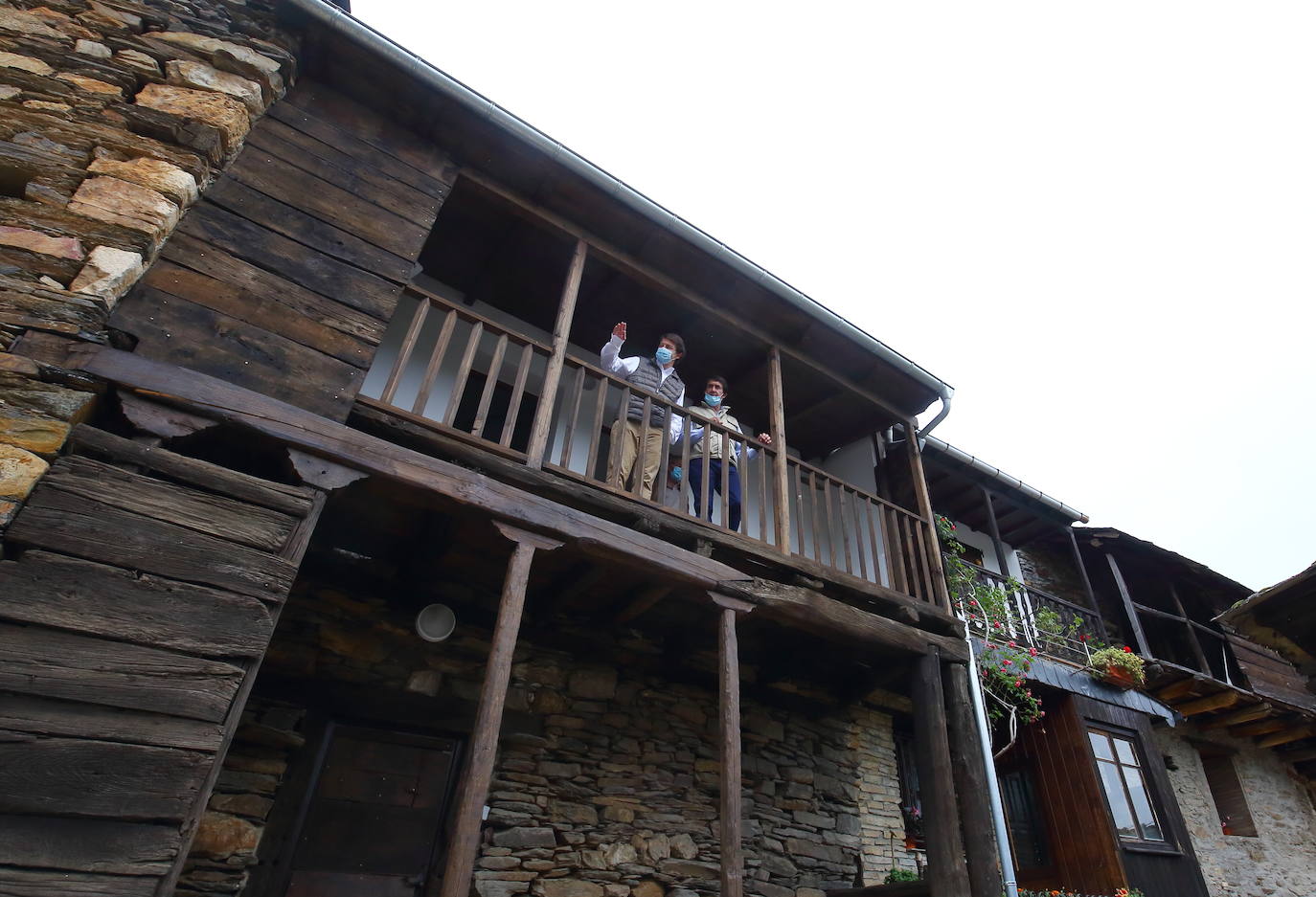 El presidente de la Junta de Castilla y León, Alfonso Fernández Mañueco, visita la Tebaida berciana y la localidad de Montes de Valduez