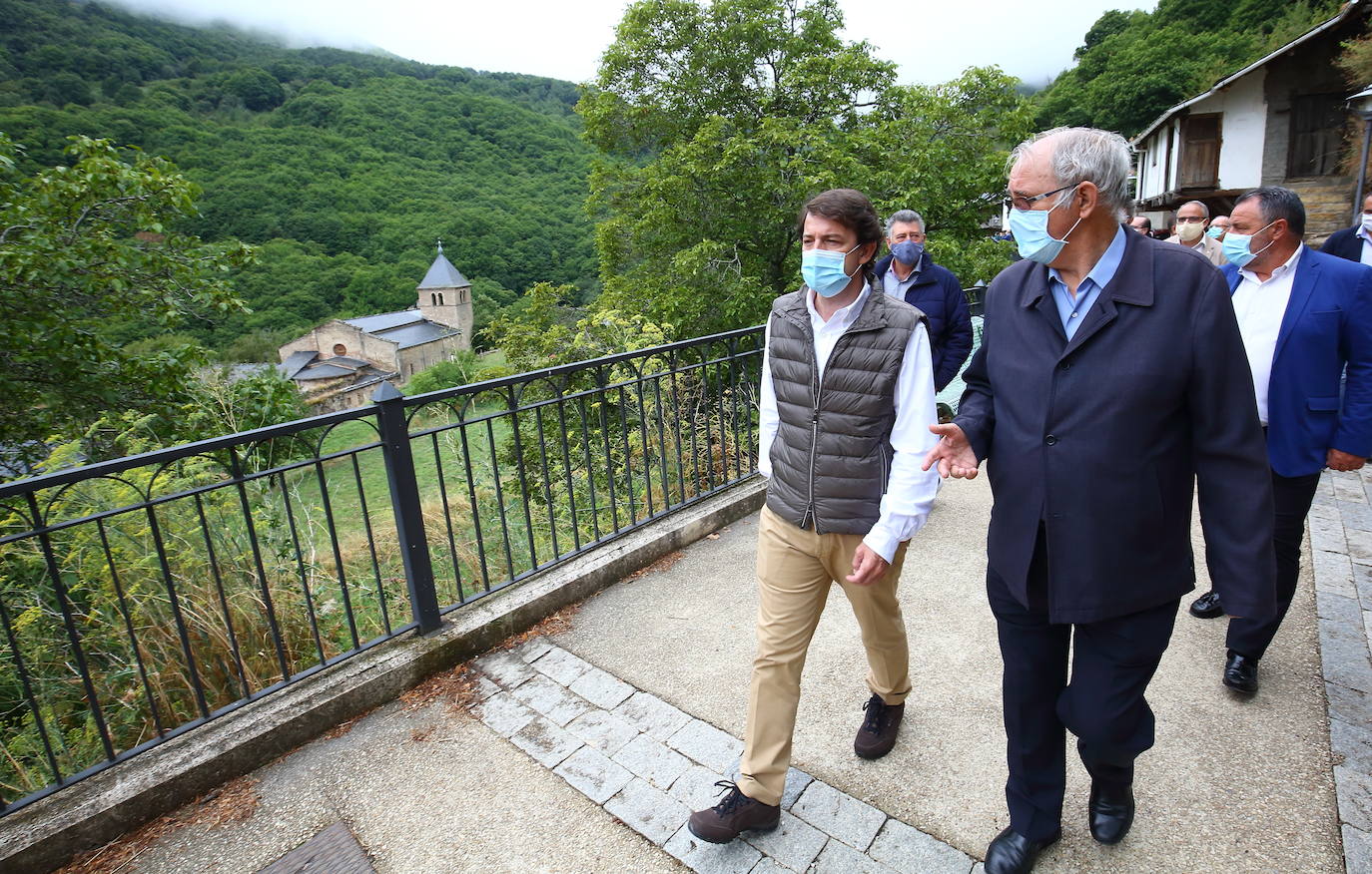 El presidente de la Junta de Castilla y León, Alfonso Fernández Mañueco, visita la Tebaida berciana y la localidad de Montes de Valduez