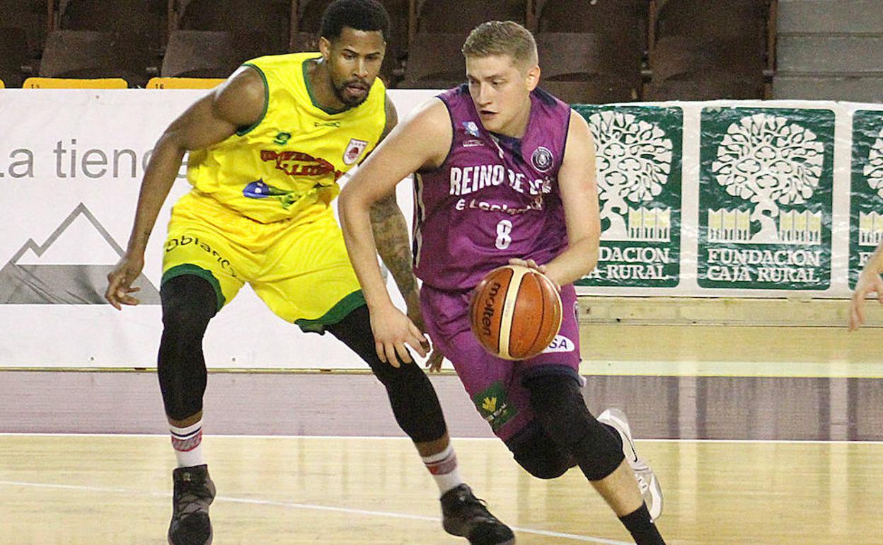 Domínguez, en un partido con Reino de León.