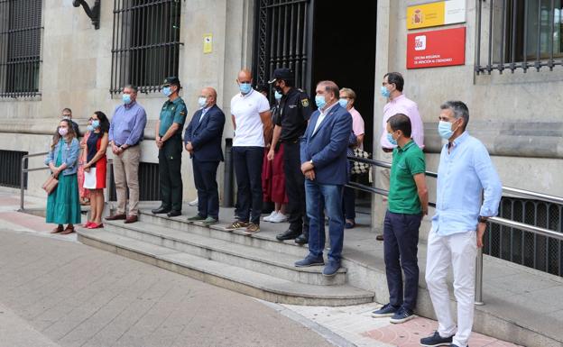 Galería. Minuto de silencio frente a la subdelegación del Gobierno.