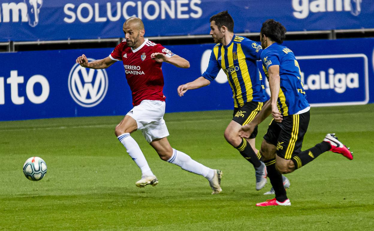 Un lance del duelo liguero entre Oviedo y Ponferradina de esta temporada.