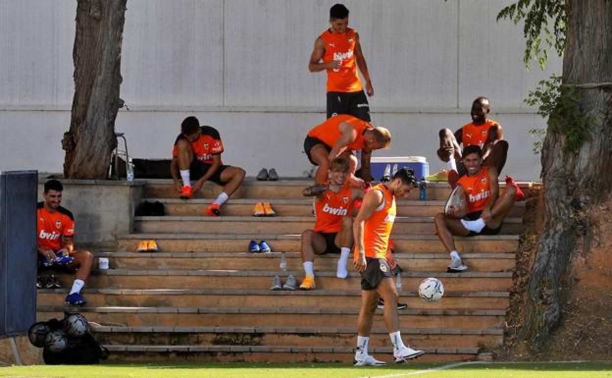 Los jugadores del Valencia, en la ciudad deportiva de Paterna.