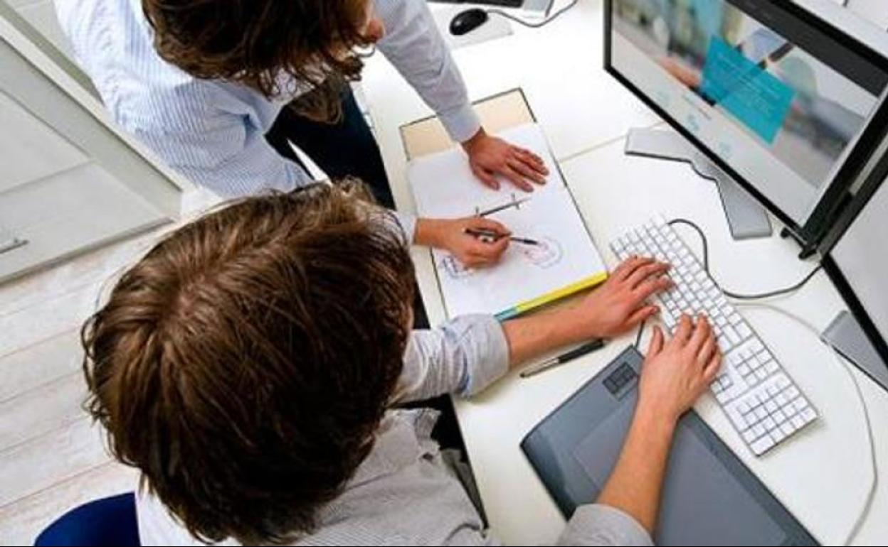 Aumentan hasta el 38% las ofertas de empleo que requieren un título de FP en Castilla y León, igual que los que piden una carrera universitaria