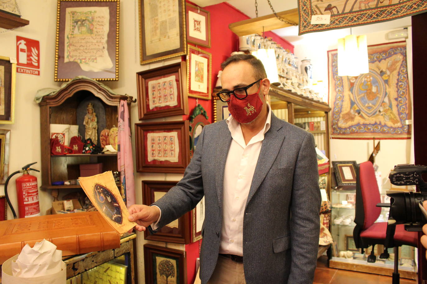 Fotos: La Librería &#039;El Escribano&#039; regala un detalle para los que lloraron la pérdida en la pandemia del coronavirus