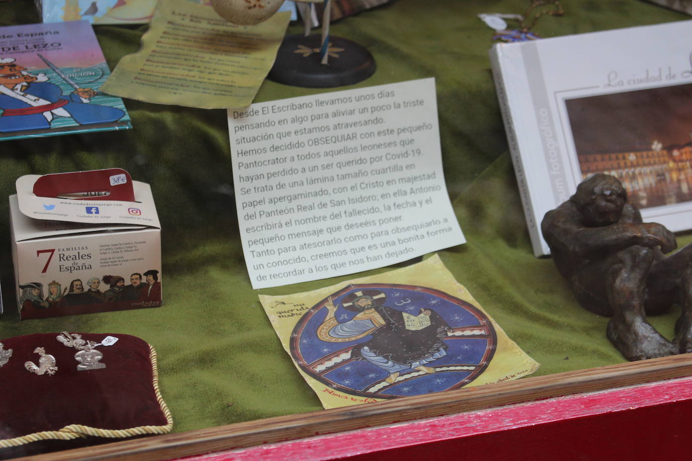Fotos: La Librería &#039;El Escribano&#039; regala un detalle para los que lloraron la pérdida en la pandemia del coronavirus