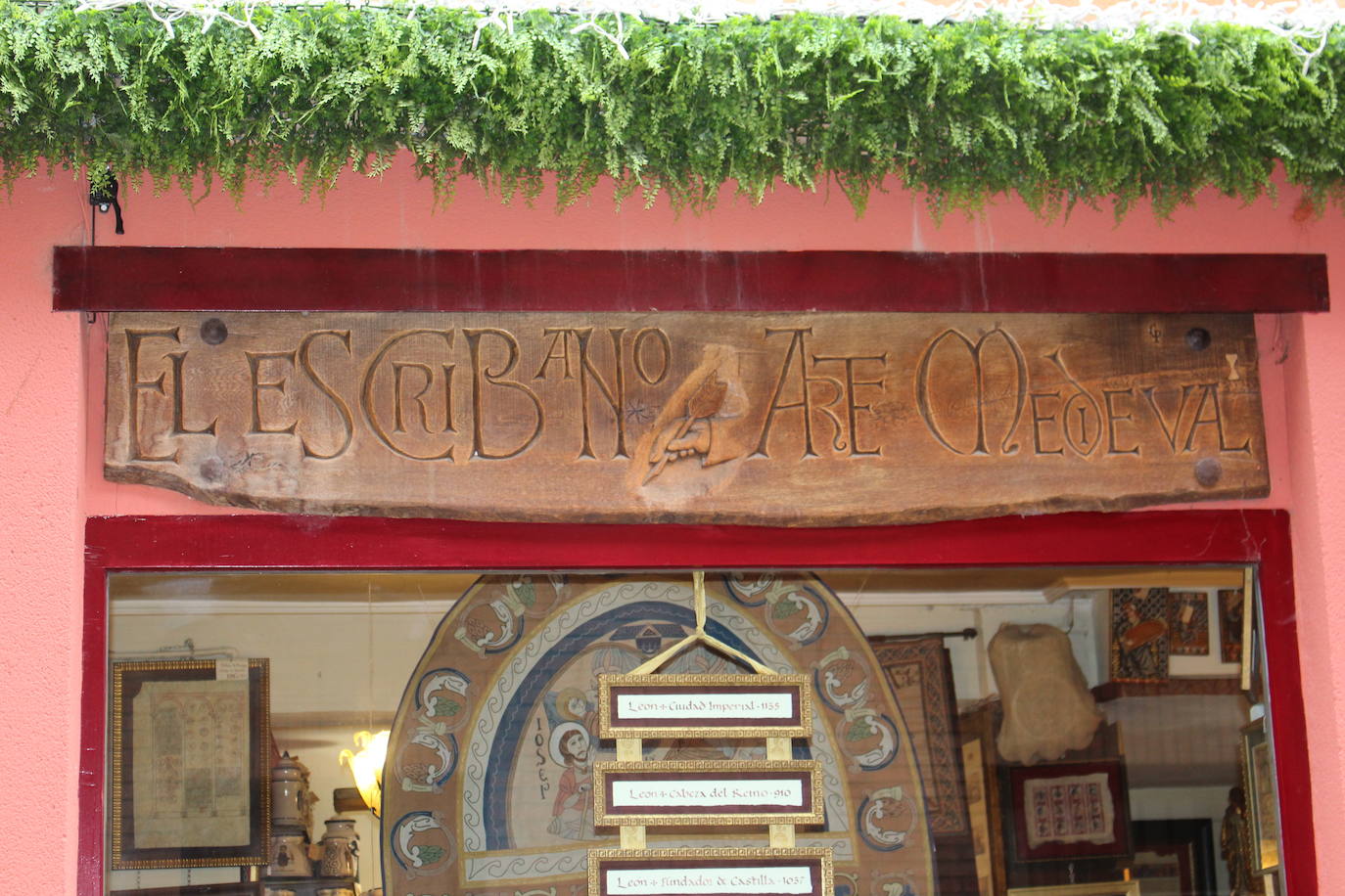 Fotos: La Librería &#039;El Escribano&#039; regala un detalle para los que lloraron la pérdida en la pandemia del coronavirus