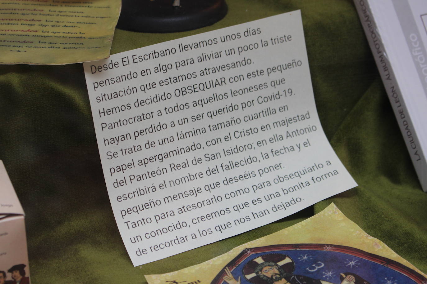 Fotos: La Librería &#039;El Escribano&#039; regala un detalle para los que lloraron la pérdida en la pandemia del coronavirus