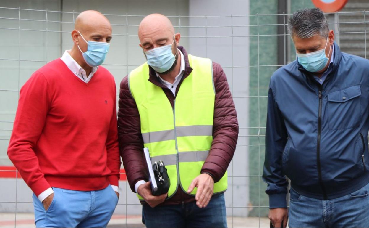 José Antonio Diez, alcalde de León (I), en su visita a las obras en San Pedro este jueves.