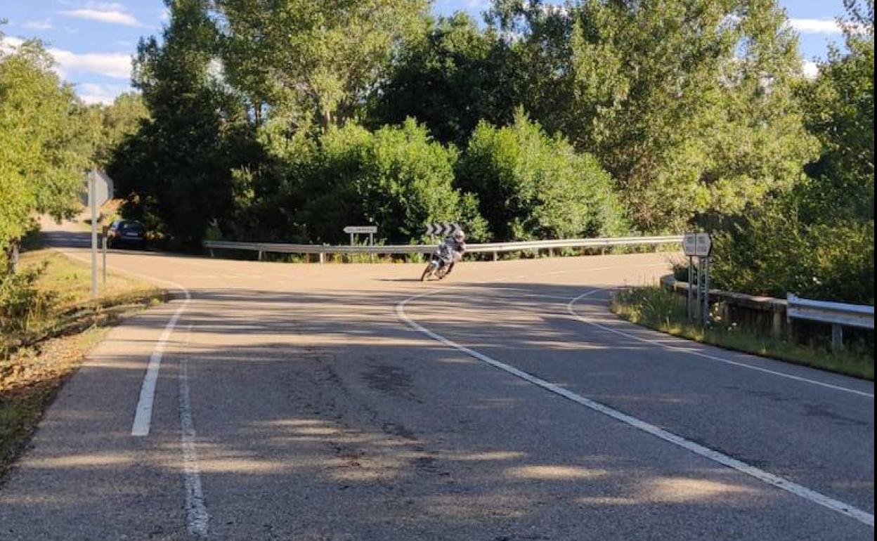 La curva y los arbustos hacen que la entrada al pueblo se convierta en un riesgo. 