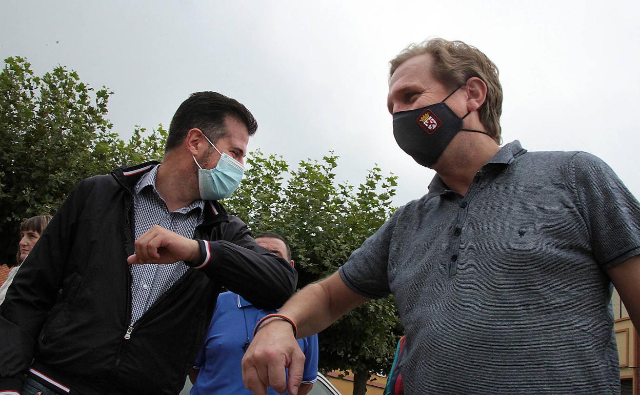 El secretario general del PSOECyL y portavoz en las Cortes, Luis Tudanca(I), en Hospital de Órbigo.