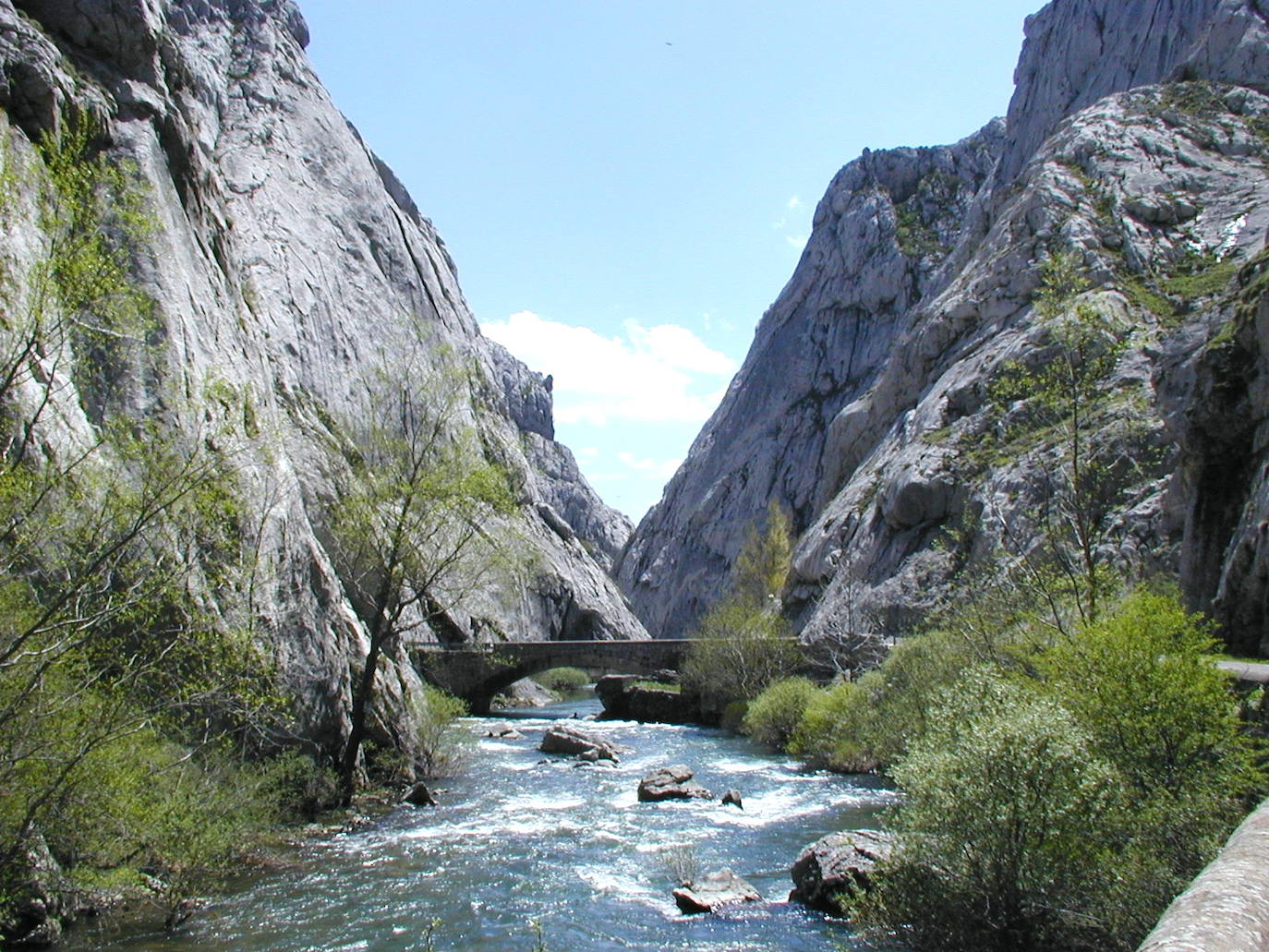 El Consorcio Provincial de Turismo y Leonoticias realizan un recorrido por estas tierras Reserva de la Biosfera para mostrar lugares de ensueño donde la naturaleza construye unos parajes espectaculares, cargados de tradición, gastronomía y cultura