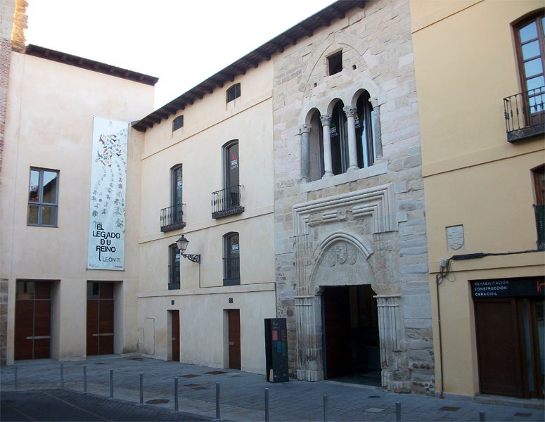 Fachada del Palacio del Conde Luna. 