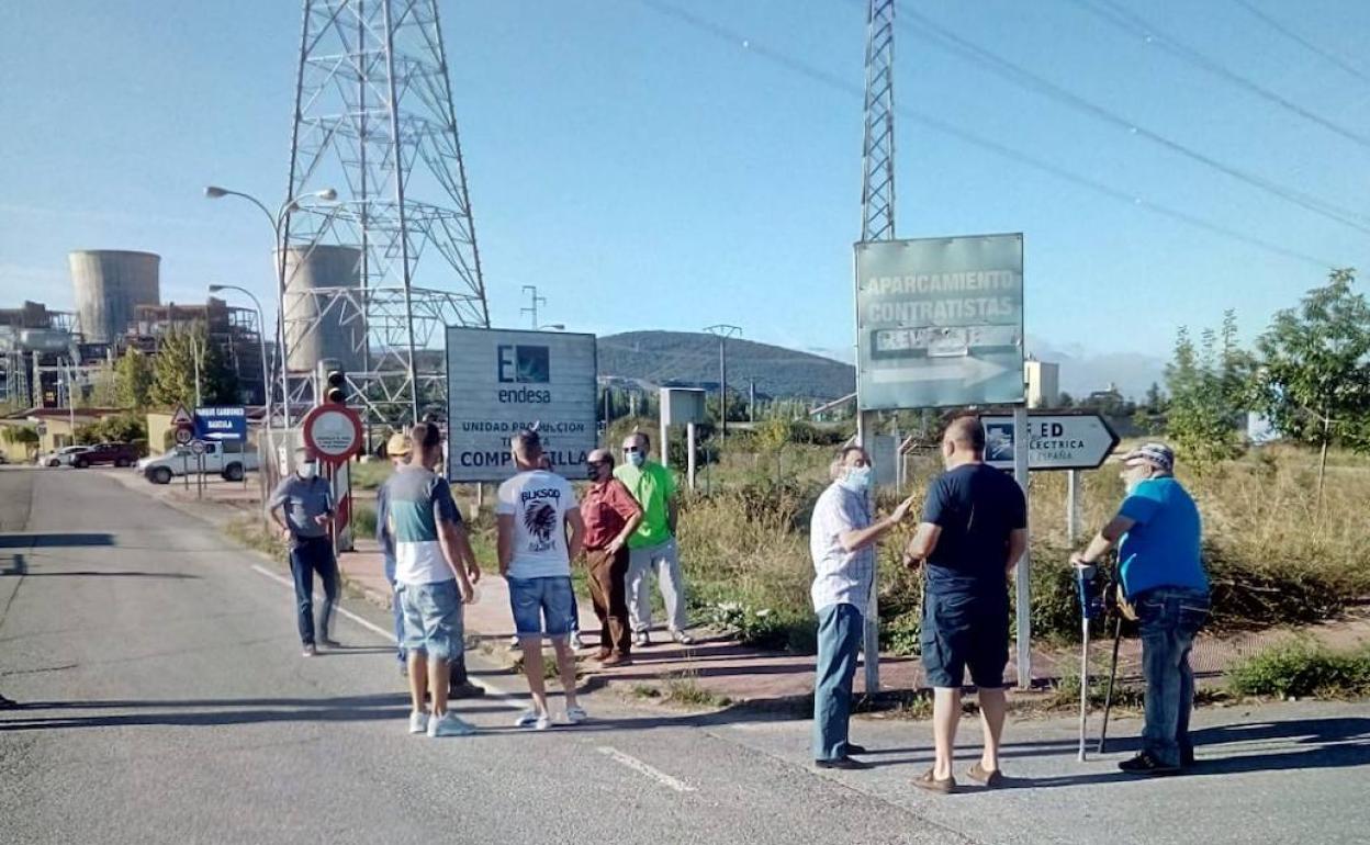 Concentración de los trabajadores a las puertas de la central.