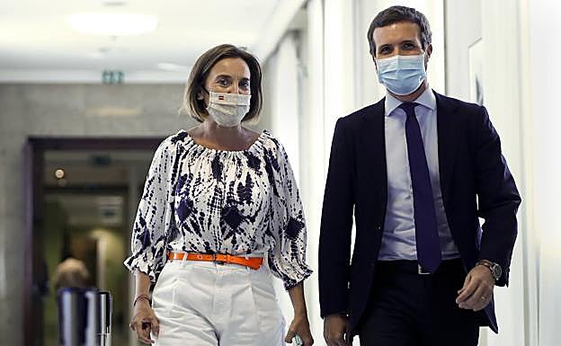La portavoz del Grupo Popular en el Congreso, Cuca Gamarra, y el líder del PP, Pablo Casado.
