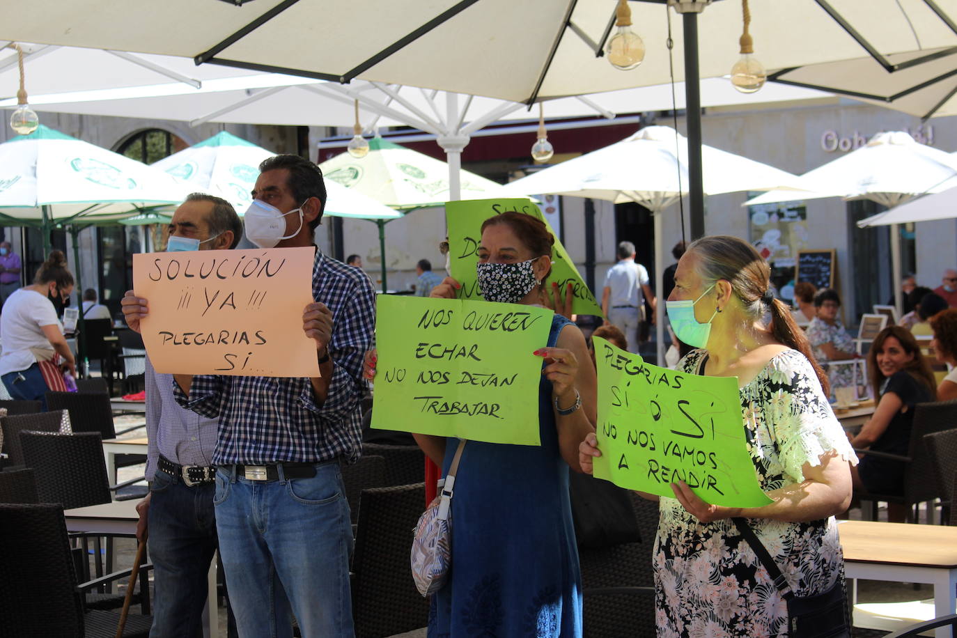 Fotos: Concentración de los vendedores ambulantes de Plegarias