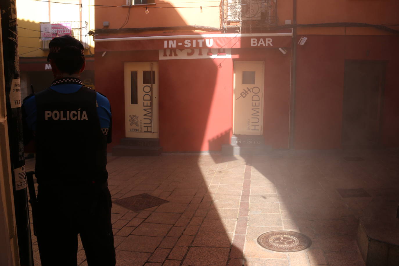 Fotos: Intervención de Bomberos y Policía Local de León en la plaza Matasiete