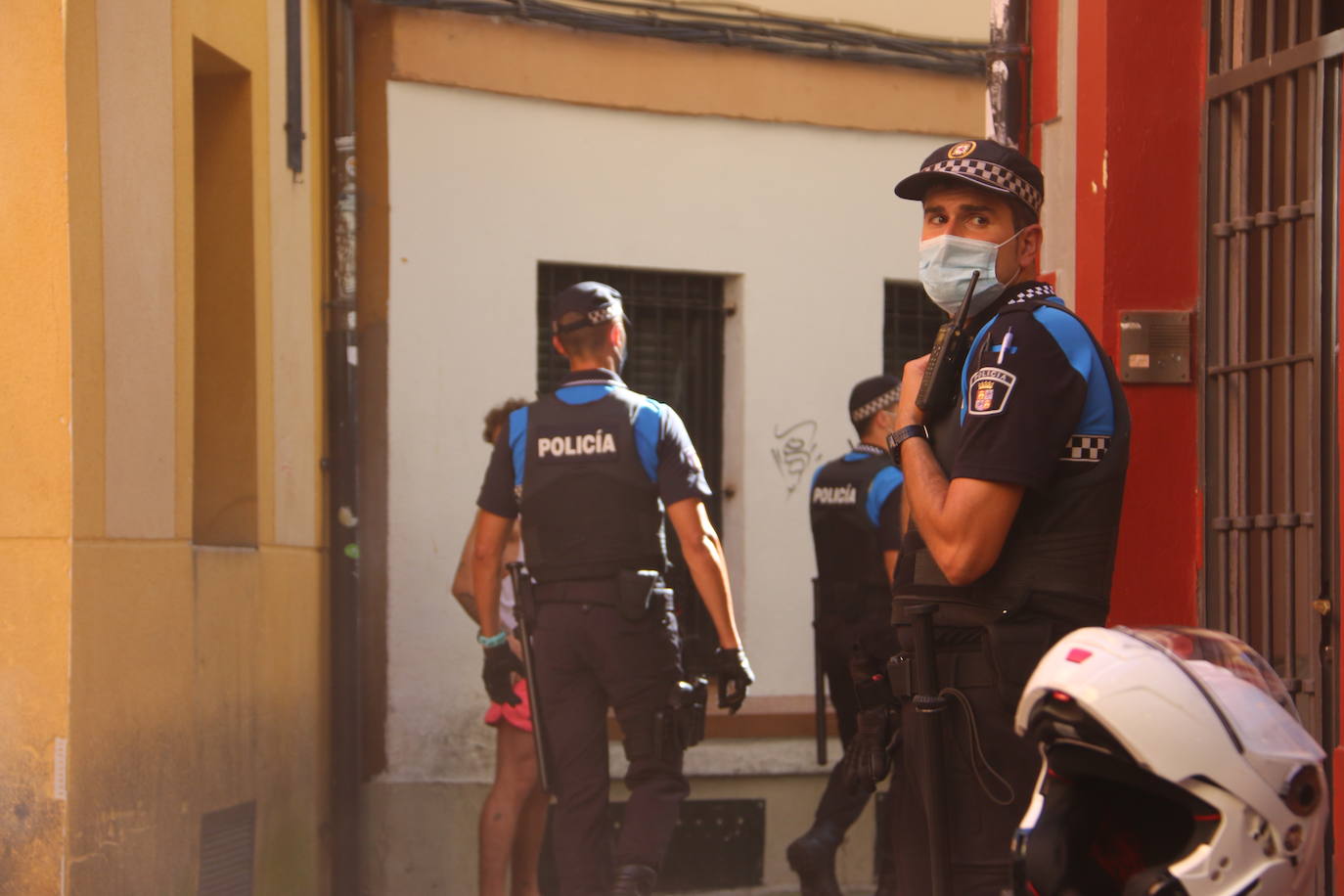 Fotos: Intervención de Bomberos y Policía Local de León en la plaza Matasiete