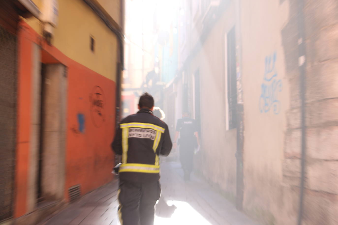 Fotos: Intervención de Bomberos y Policía Local de León en la plaza Matasiete