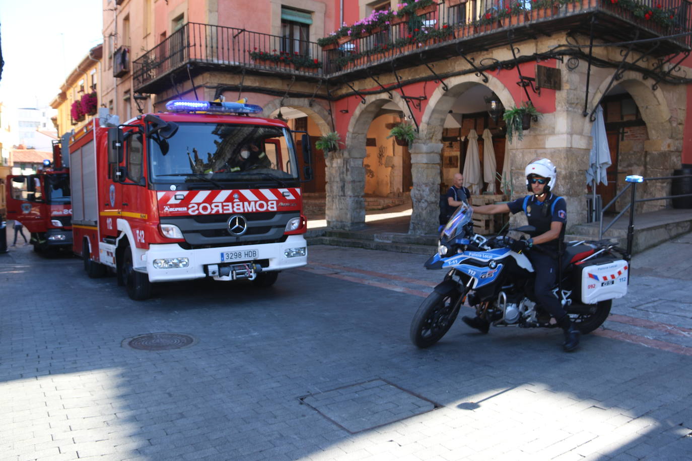 Fotos: Intervención de Bomberos y Policía Local de León en la plaza Matasiete
