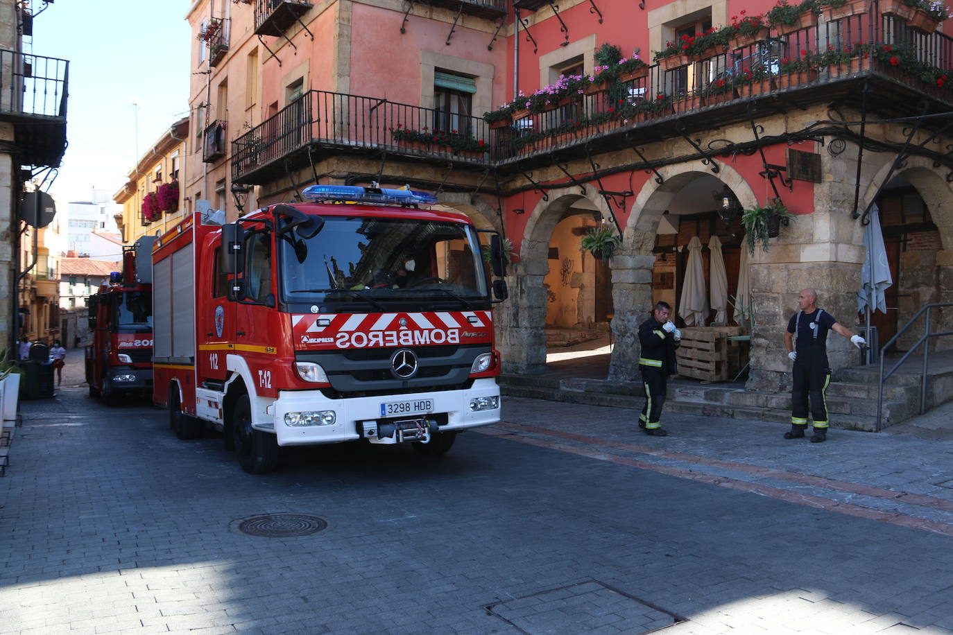 Fotos: Intervención de Bomberos y Policía Local de León en la plaza Matasiete
