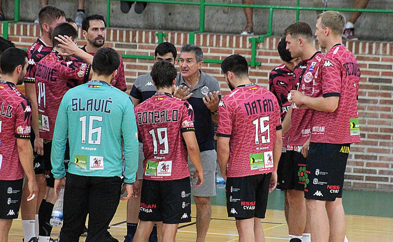 Integrantes del Abanca Ademar en un partido de preparación.