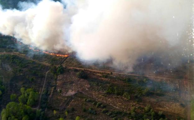 Imagen. Imagen del incendio desde el helicóptero de la Brif de Tabuyo. 