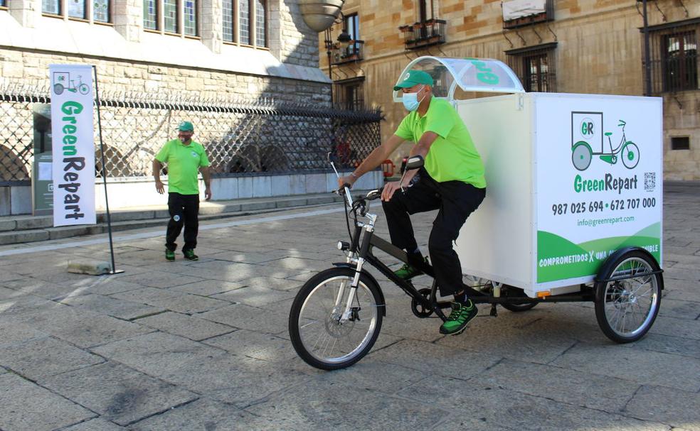 Uno de los trabajadores de Green Repart, en la presentación de la iniciativa. 