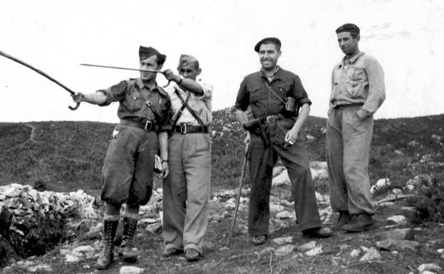 Cástor, junto a otros compañeros de batallón, en El Mazuco, Llanes.