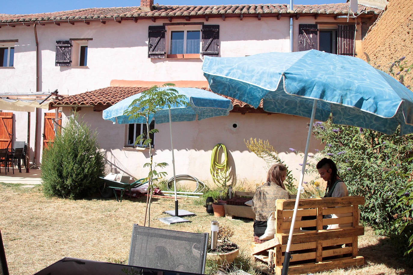 Lucía y Filipa regentan del albergue vegetariano de Reliegos (León), reabierto este verano tras un fugaz estreno de dos semanas antes del estado de alarma