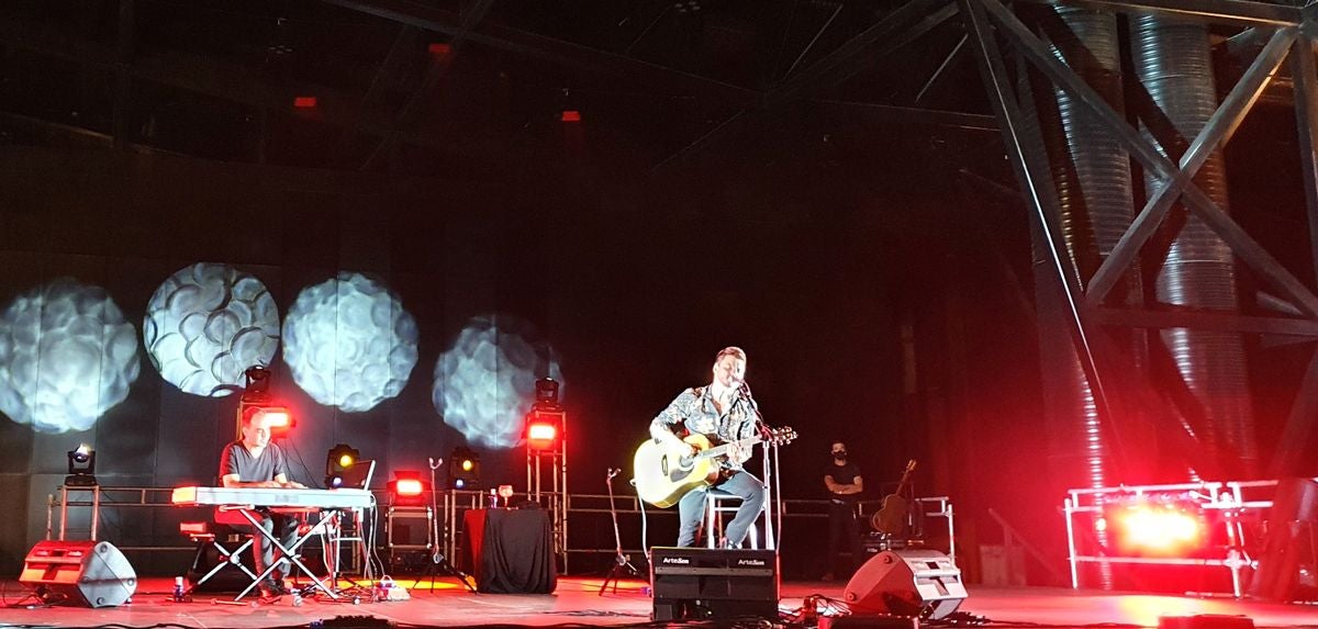 El artista madrileño presentó su nuevo espectáculo en acústico perfectamente adaptado a la nueva normalidad en un Palacio de Exposiciones que rozó el lleno