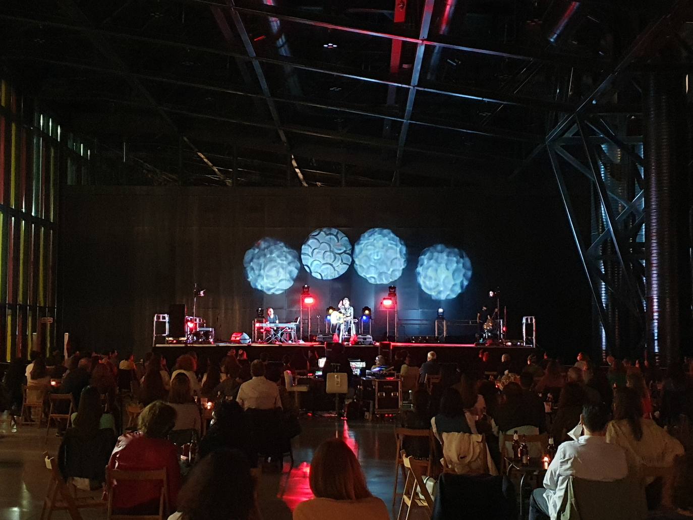 El artista madrileño presentó su nuevo espectáculo en acústico perfectamente adaptado a la nueva normalidad en un Palacio de Exposiciones que rozó el lleno