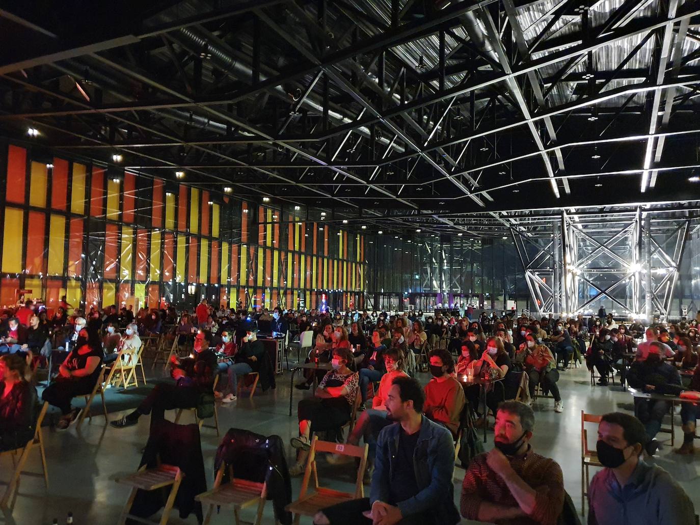 El artista madrileño presentó su nuevo espectáculo en acústico perfectamente adaptado a la nueva normalidad en un Palacio de Exposiciones que rozó el lleno