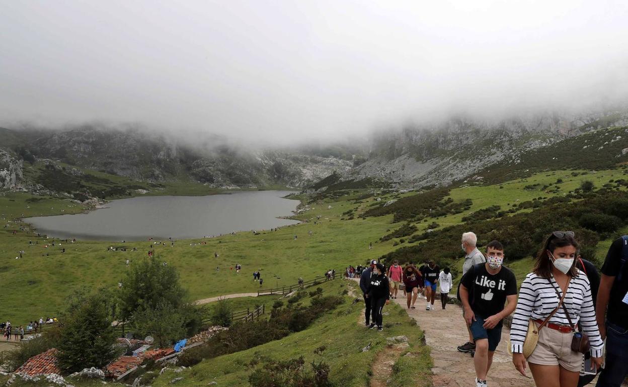 Numerosos turistas en los Lagos de Covadonga, en el Parque Nacional de Picos de Europa. 