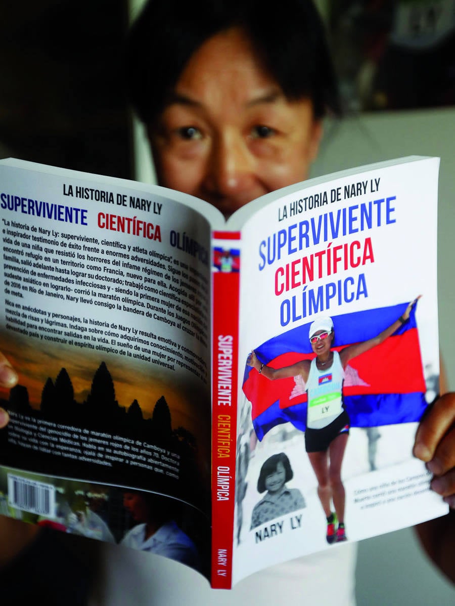 Nary Ly, junto a su libro autobiográfico.