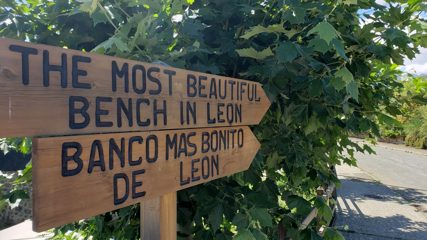 Ubicado junto a la Ermita de Nuestra Señora, en Riaño, el banco ofrece unas privilegiadas vistas sobre el pantano y Picos | El entorno, con las viejas campanas y un 'horreo leonés', completa un escenario idílico. 