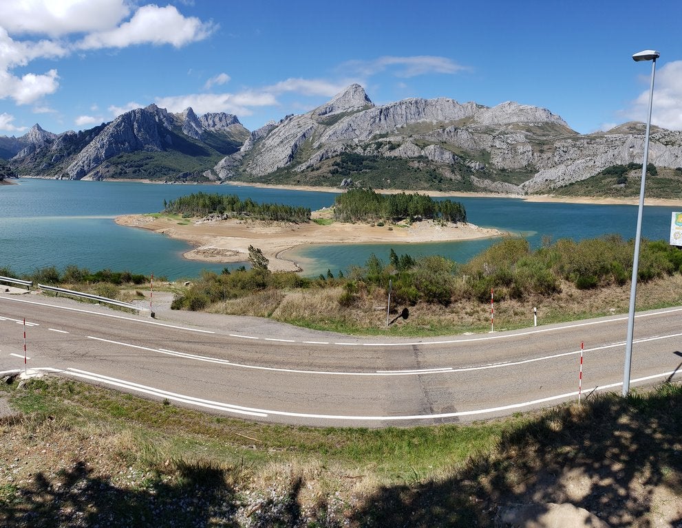 Ubicado junto a la Ermita de Nuestra Señora, en Riaño, el banco ofrece unas privilegiadas vistas sobre el pantano y Picos | El entorno, con las viejas campanas y un 'horreo leonés', completa un escenario idílico. 