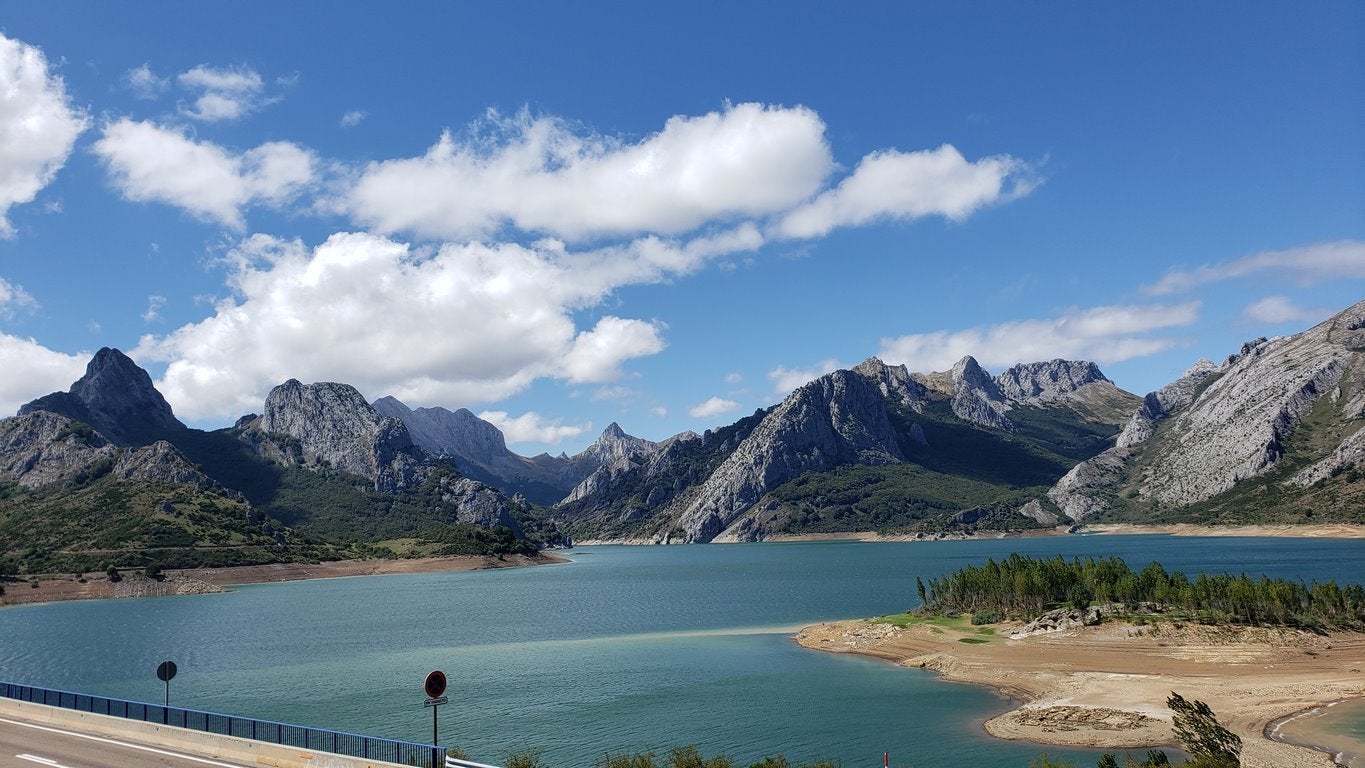 Ubicado junto a la Ermita de Nuestra Señora, en Riaño, el banco ofrece unas privilegiadas vistas sobre el pantano y Picos | El entorno, con las viejas campanas y un 'horreo leonés', completa un escenario idílico. 