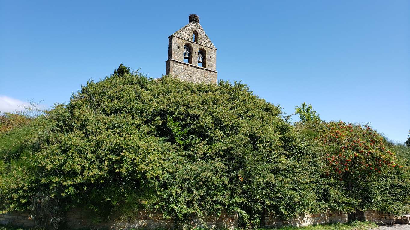 Ubicado junto a la Ermita de Nuestra Señora, en Riaño, el banco ofrece unas privilegiadas vistas sobre el pantano y Picos | El entorno, con las viejas campanas y un 'horreo leonés', completa un escenario idílico. 