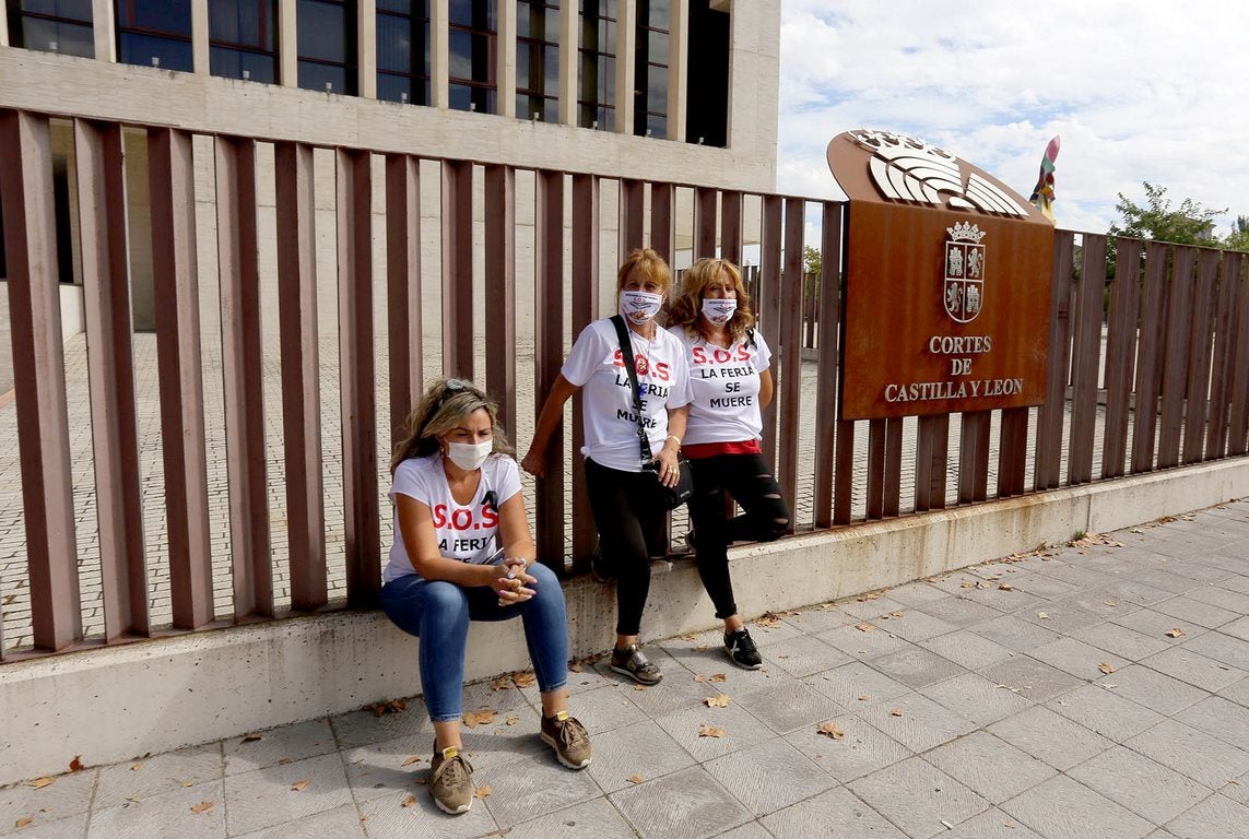 El líder autonómico socialista, Luis Tudanca, y el procurador José Luis Vázquez, conversan con el portavoz del colectivo de feriantes que ha protagonizado una cacerolada ante las Cortes de Castilla y León. 