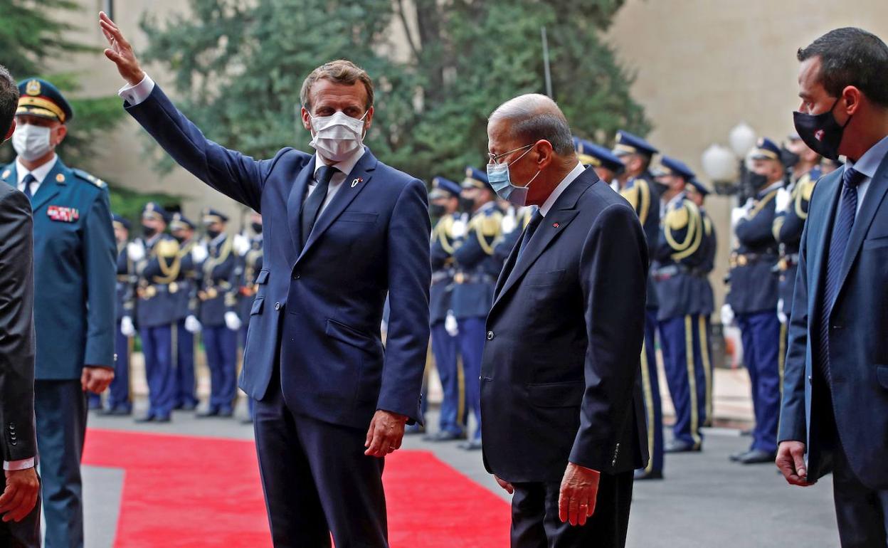 El presidente francés, Emmanuel Macron, y el presidente de Líbano, Michel Aoun, en el palacio presidencial en Baabda, 