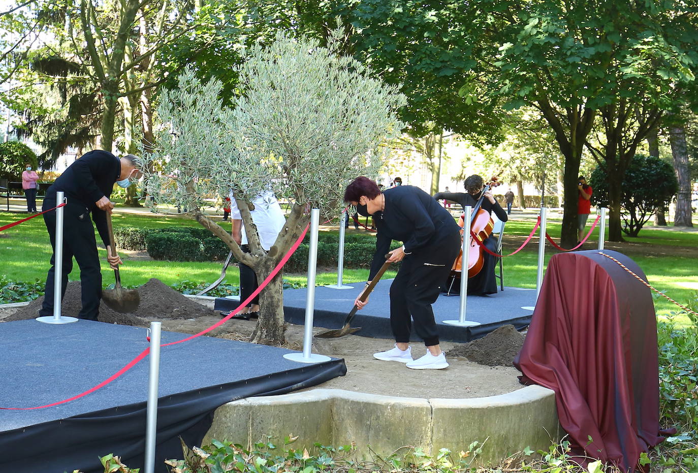 Fotos: Homenaje a las víctimas de la Covid-19 en Ponferrada