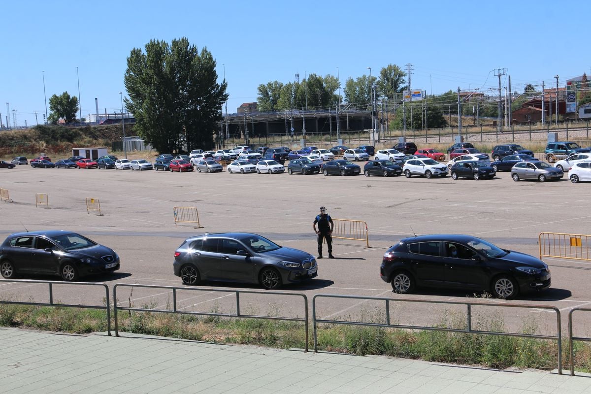 Una cola de tres horas para la prueba PCR en León