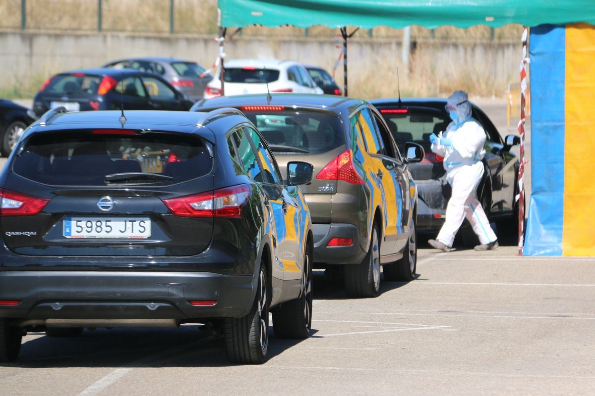 Una cola de tres horas para la prueba PCR en León