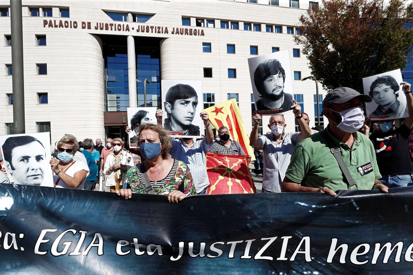 Martín Villa defiende ante la juez argentina su inocencia y alaba el papel de la Transición. Decenas de personas piden, desde diferentes puntos del país, su procesamiento.